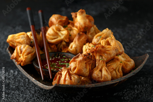 Chinees afhaal fingerfood Groentewontons met zoete chilisaus en chopsticks
