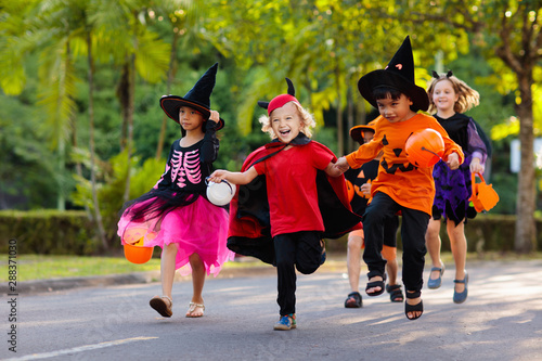 Fotografía Kids trick or treat. Halloween fun for children.