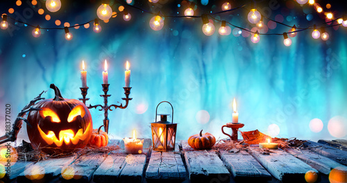 Foto Smiling Pumpkin And Candelabrum On Table In Spooky Forest