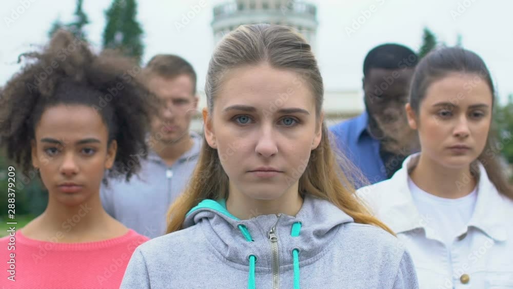 Vidéo Stock Women and men standing together on silent rally for gender