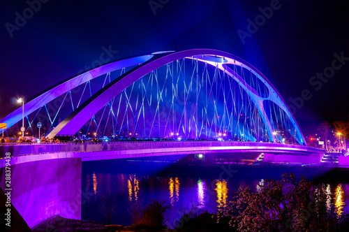 Osthafenbrücke in Frankfurt im Licht