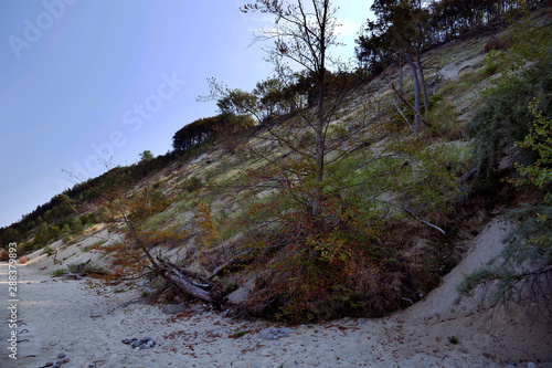 Malownicze klify zniszczony przez morze na wyspie Wolin