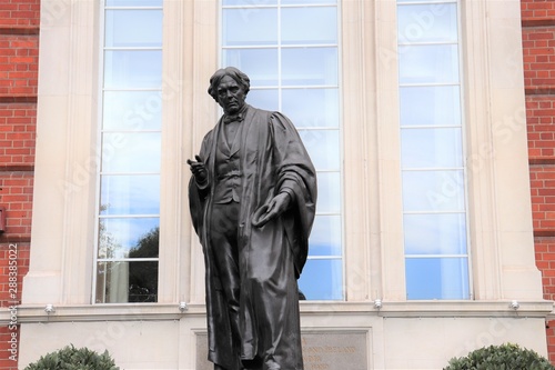 Statue du scientifique Michael Faraday par le sculpteur irlandais John Henry Foley à Londres, place Savoy, Royaume Uni