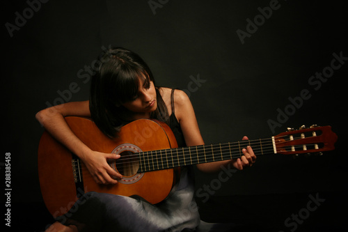 Chica joven tocando la guitarra
