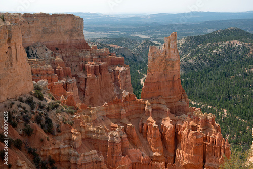 Bryce Canyon with hoodoos on the left