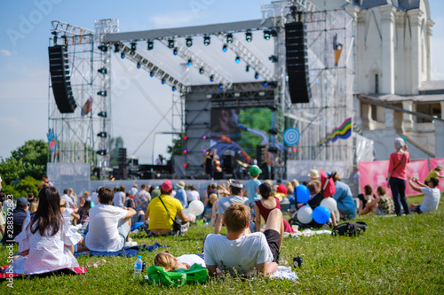 Fotografía Couple is watching concert at open air music festival