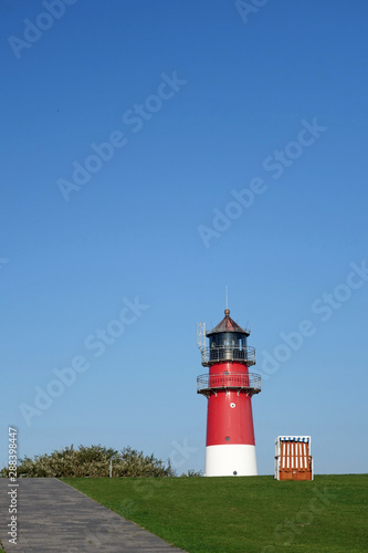 Büsum Leuchtturm mit Strandkorb