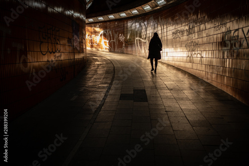 Junge Frau in einer Unterführung