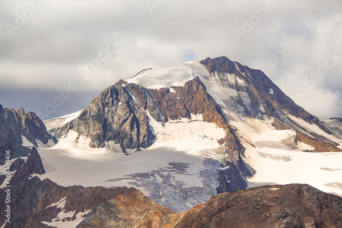 Gletscher am Gipfel der Weisskugel im hinteren Schnalstal (Südtirol) an der Grenze zu Österreich und den Ötztaler Alpen photo