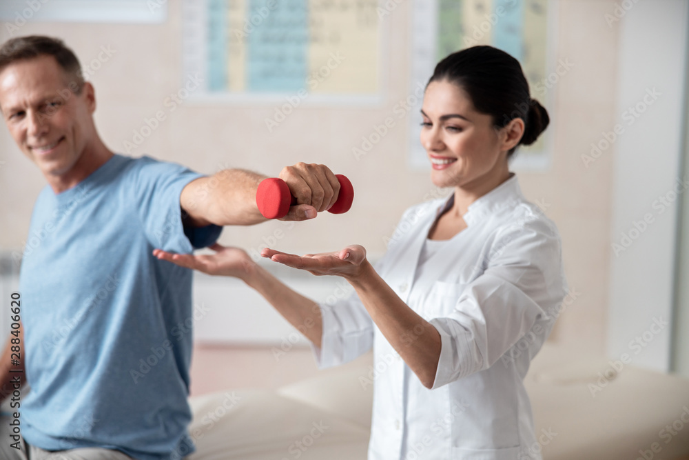 Obraz premium Female doctor is standing near male patient