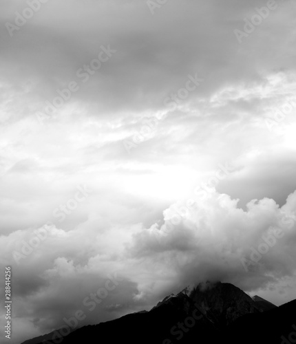 Bergkamm der Alpen mit dunklen bedrohlichen Gewitterwolken - Wettereinbruch in den Bergen