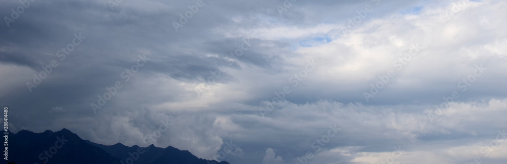 Bergkamm der Alpen mit dunklen bedrohlichen Gewitterwolken - Wettereinbruch in den Bergen Bergkamm der Alpen mit dunklen bedrohlichen Gewitterwolken - Wettereinbruch in den Bergen