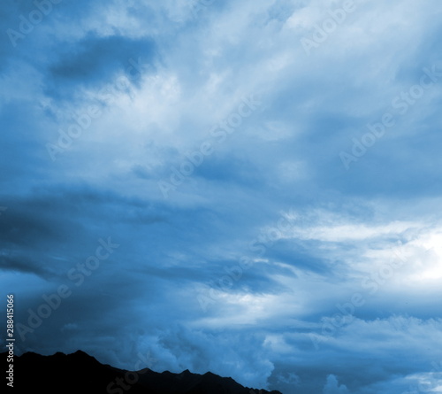 Faszinierende Wolkenbilder mit Bergkamm - abstrakt blau türkis