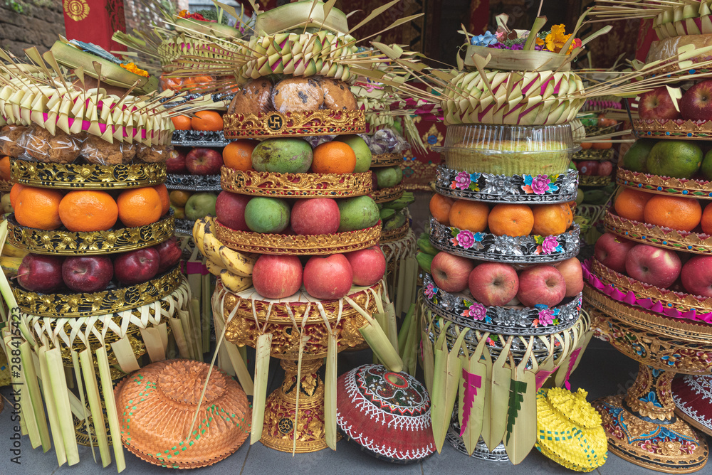 Fototapeta premium temple offerings of fruits and baskets in bali indonesia