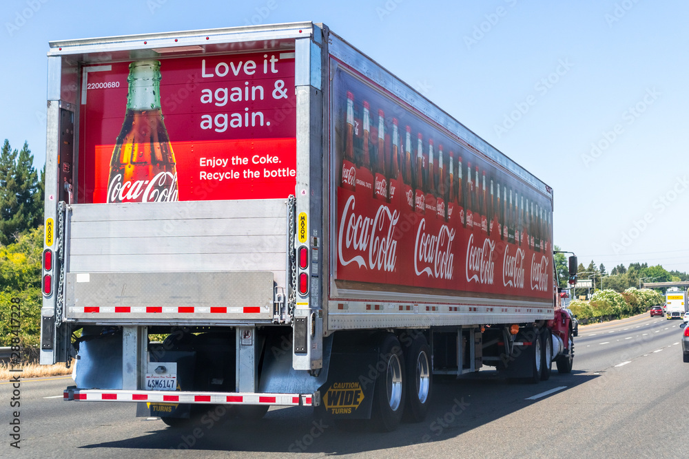 Fotka „August 23, 2019 Sacramento / CA / USA - Coca Cola truck driving on  the interstate; Coca Cola logo printed on the side“ ze služby Stock | Adobe  Stock