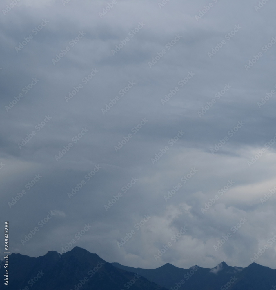 Bergkamm der Alpen mit dunklen bedrohlichen Gewitterwolken - Wettereinbruch in den Bergen