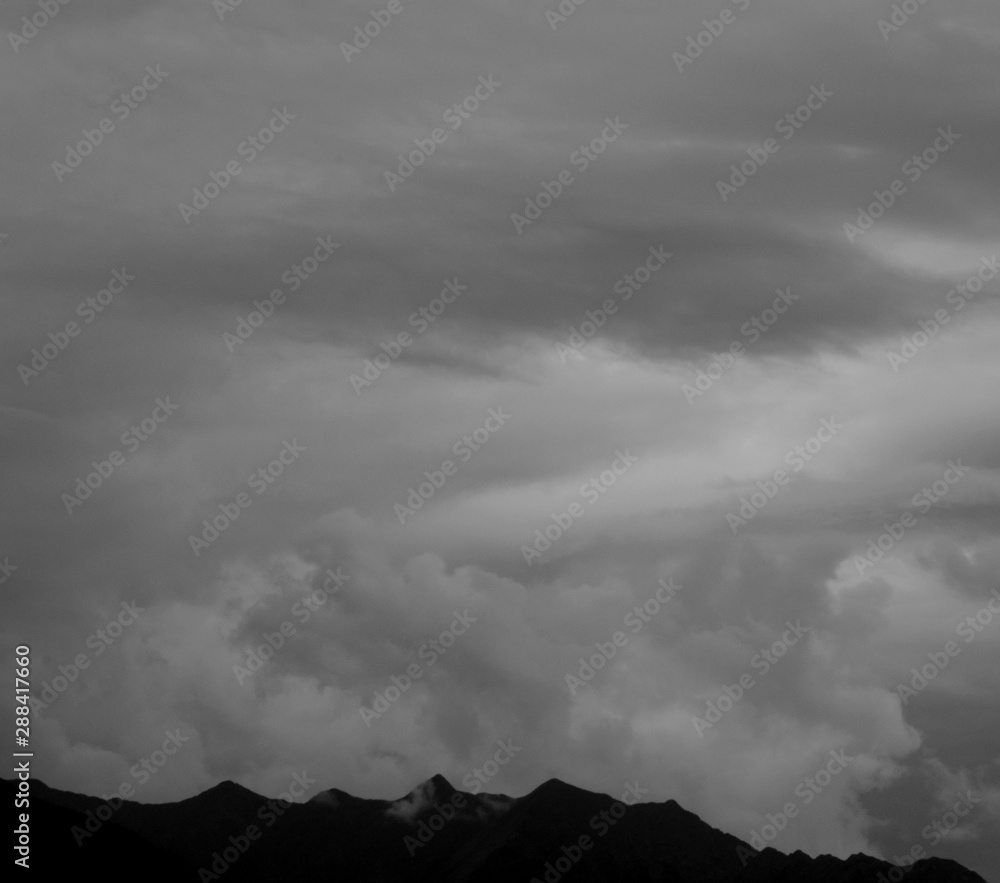 Dunkle bedrohliche Wolken am Himmel - Regenwolken - Gewitterwolken