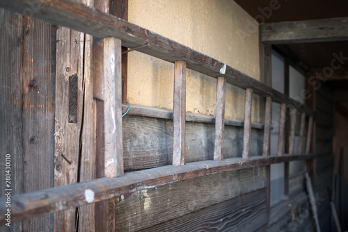 古い日本の小屋の壁に取り付けられたはしご