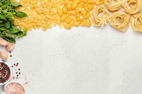 Obraz na płótnie Different types of Italian pasta, fresh basil, pepper, himalayan pink salt and garlic w salonie