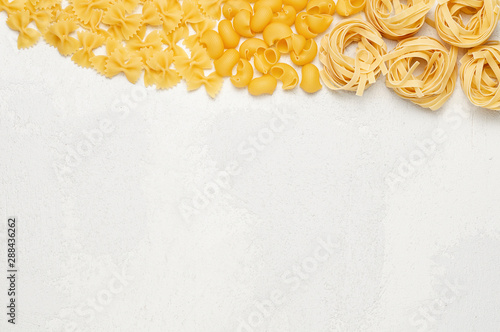 Obraz na płótnie Different types of Italian pasta. Farfalle, Pipe rigate and Fettuccine on light grey background w salonie