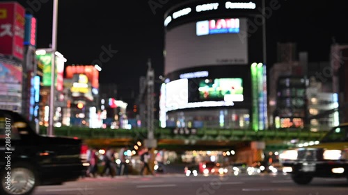 丸ボケした日本の夜の街と車通り