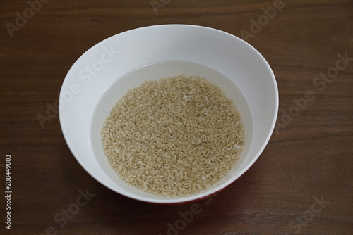 炊飯前に浸水中の玄米