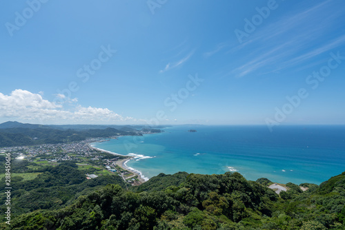 鋸山の山頂展望台から見る保田と館山方面の景色 © jyapa