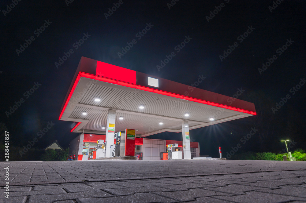 Tankstelle in der Nacht