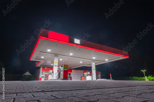 Obraz na płótnie Tankstelle in der Nacht w salonie