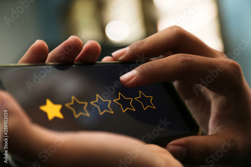 Stampa su tela attractive hands giving one star rating on a smart phone