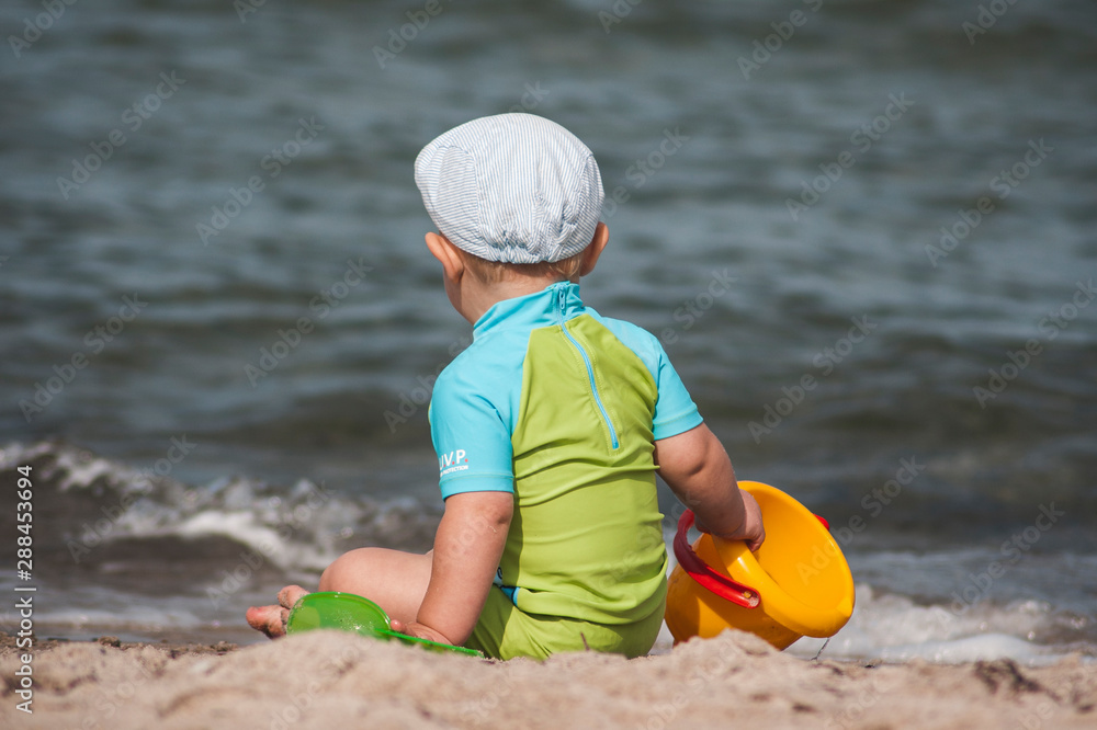 Spielender Junge am Strand Spielender Junge am Strand