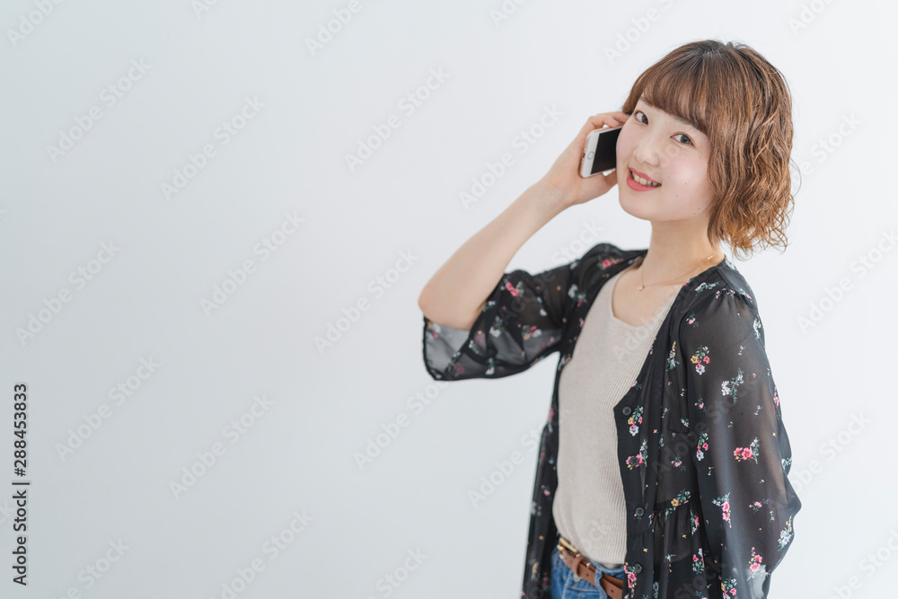 スマートフォンを使う女性 スマートフォンを使う女性
