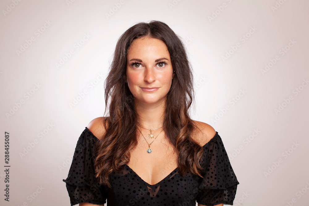 Junge Frau Braune Haare Business mit Whitespace Junge Frau Braune Haare Business mit Whitespace