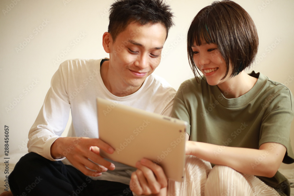 タブレット端末を使うカップル タブレット端末を使うカップル