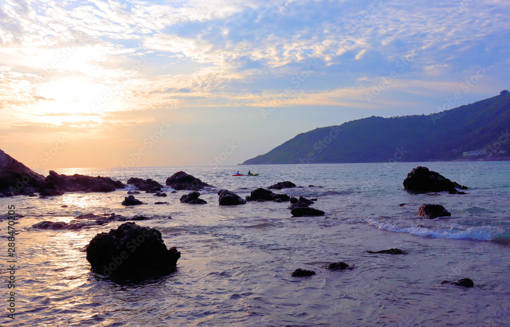 Naklejka premium sunset on coast of sea