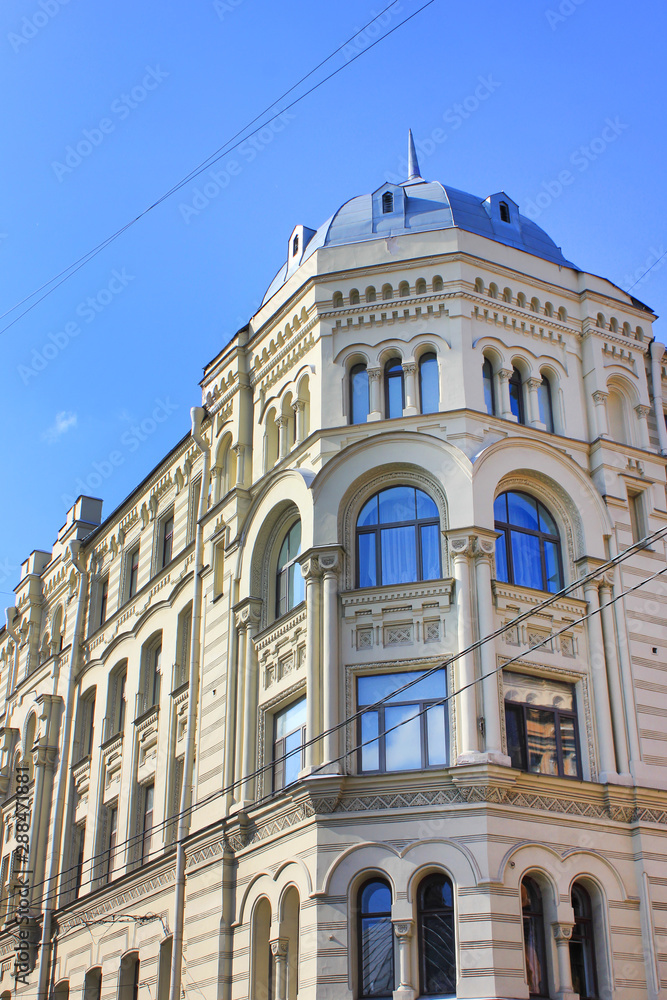 Obraz premium Building facade of classic russian architecture in Saint Petersburg city, Russia. Classic multi-storey house on sunny day, vertical close up view 