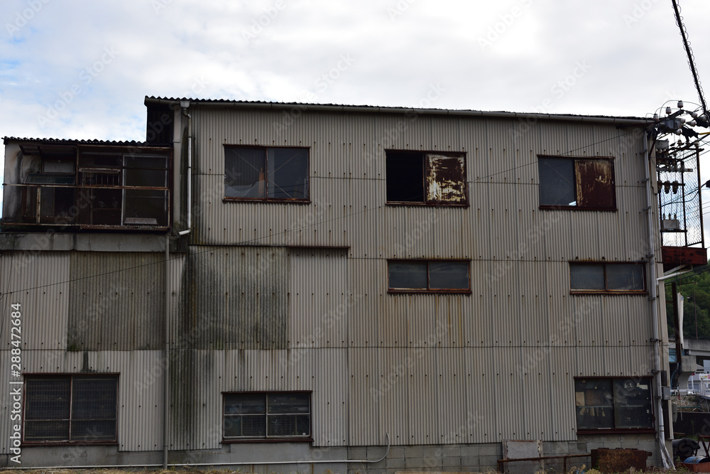 日本の岡山県笠岡市で見つけた古くて美しい建物