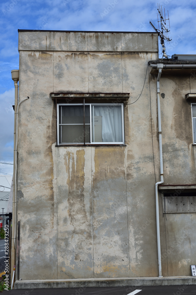 Naklejka premium 日本の岡山県笠岡市で見つけた古くて美しい建物