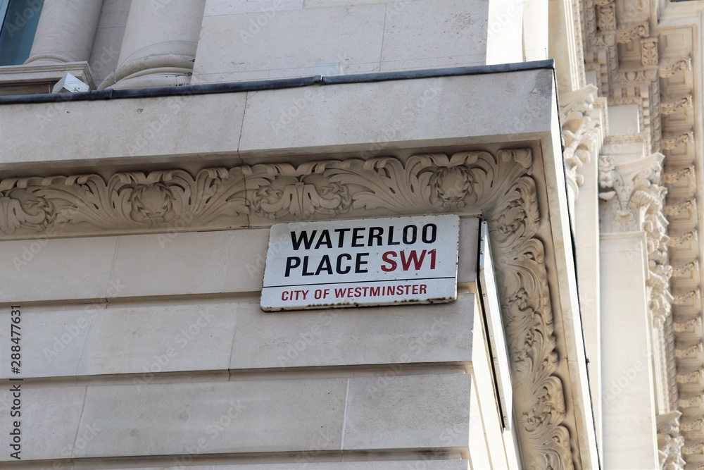 Waterloo Place, célèbre la victoire du duc de Wellington sur Napoléon à Waterloo en 1815, avec la statue équestre de Edouard VII et les statues de Florence Nightingale et Sidney Herbet, à Londres, Roy Waterloo Place, célèbre la victoire du duc de Wellington sur Napoléon à Waterloo en 1815, avec la statue équestre de Edouard VII et les statues de Florence Nightingale et Sidney Herbet, à Londres, Roy