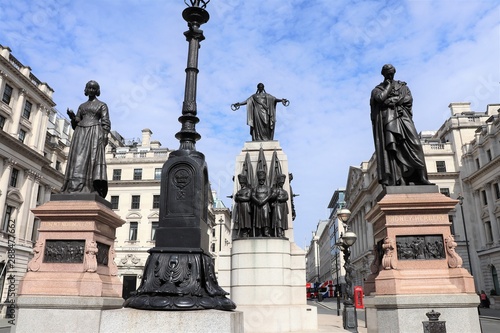 Waterloo Place, célèbre la victoire du duc de Wellington sur Napoléon à Waterloo en 1815, avec la statue équestre de Edouard VII et les statues de Florence Nightingale et Sidney Herbet, à Londres, Roy photo