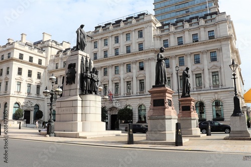 Waterloo Place, célèbre la victoire du duc de Wellington sur Napoléon à Waterloo en 1815, avec la statue équestre de Edouard VII et les statues de Florence Nightingale et Sidney Herbet, à Londres, Roy © ERIC