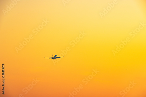 夕焼け空へ飛び立つ旅客機 © mtaira