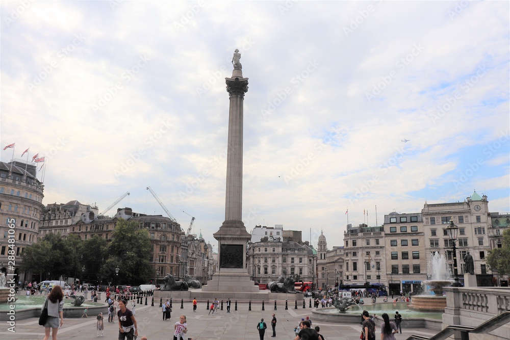 Obraz premium Colonne Nelson à Trafalgar Square, construite en 1843 en l'honneur de l'Amiral Horatio Nelson, Londres, Royaume Uni