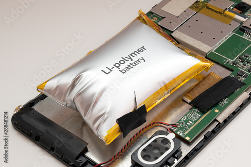 Fotografie damaged swollen Li-polymer battery in tablet