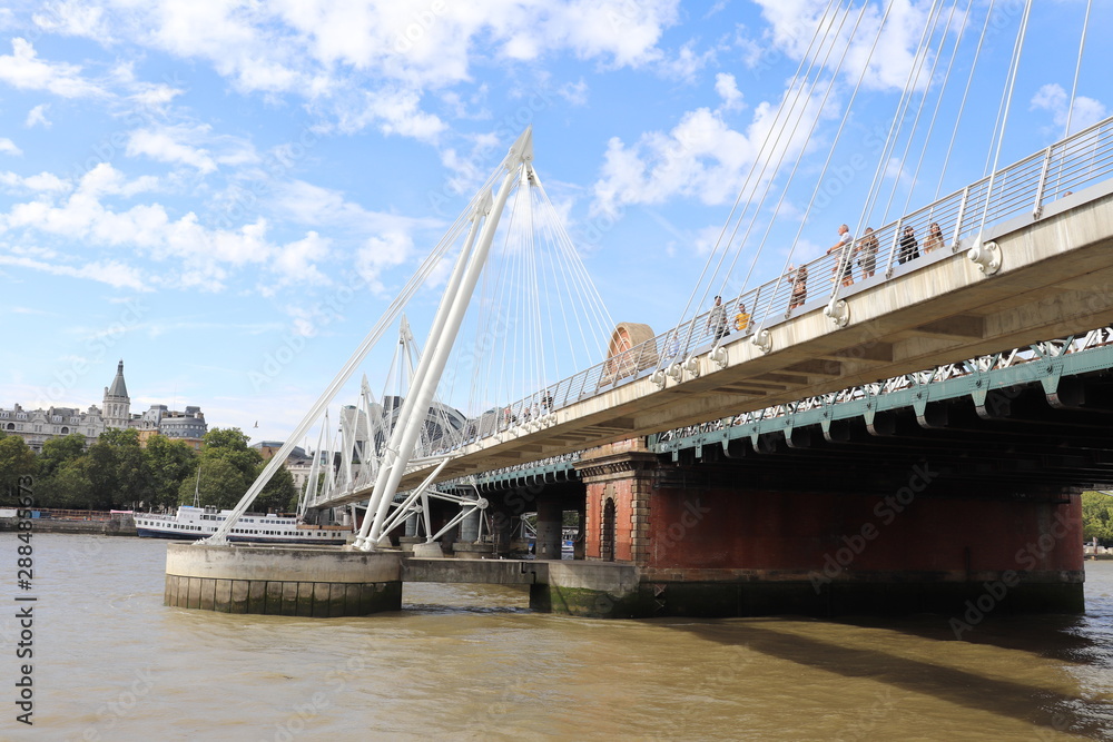 Obraz premium Le Pont Hungerford sur le fleuve Tamise, Londres, Royaume Uni