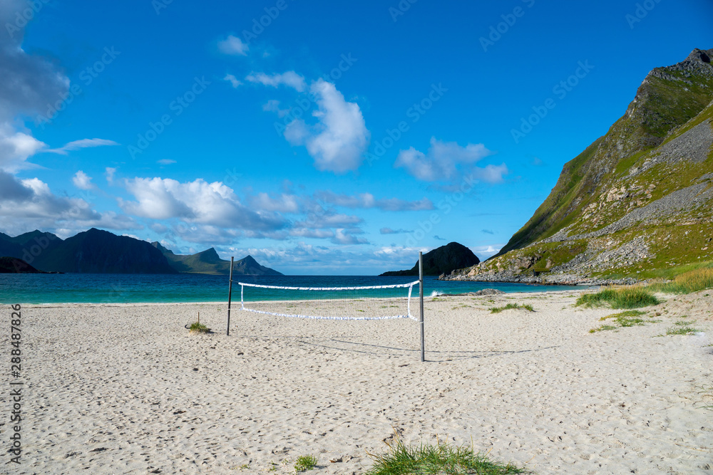 Volleyball spielen am Strand in Norwegen