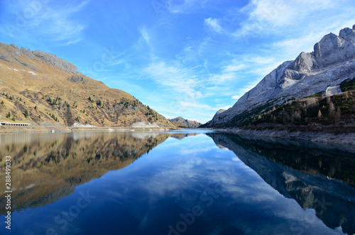 il lago sul passo Fedaia sotto il ghiacciaio della Marmolada,sulle Dolomiti,Italia