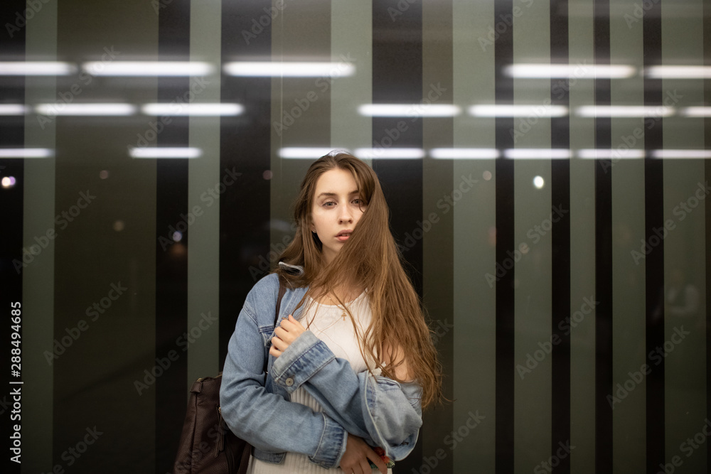 Frau in der Nacht des Grauen Frau in der Nacht des Grauen