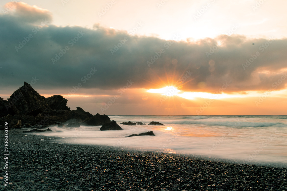 Obraz premium atardecer en playa con el mar efecto de ceda