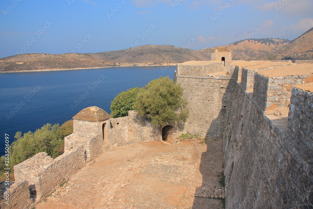 Osiemnastowieczna twierdza Alego Paszy z Tepelene w Porto Palermo w Albanii z widokiem na zatokę na morzu Jońskim.